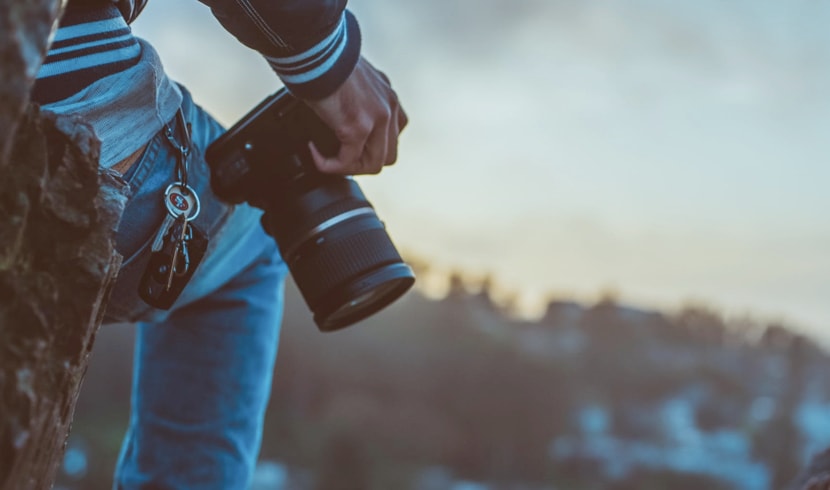 Imagen de una persona sosteniendo una camara de fotos