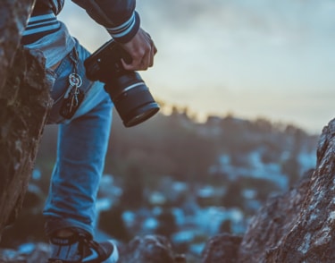 Imagen de una persona sosteniendo una camara de fotos