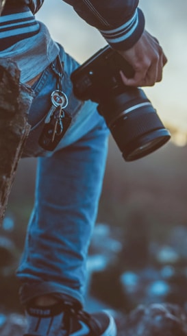 Imagen de una persona sosteniendo una camara de fotos