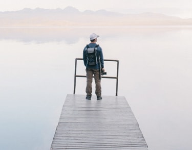 imagen de una persona en un muelle