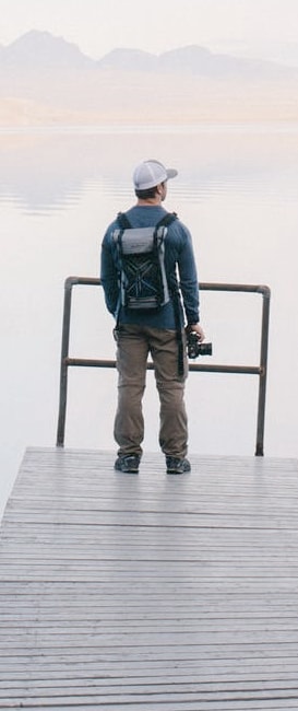 imagen de una persona en un muelle