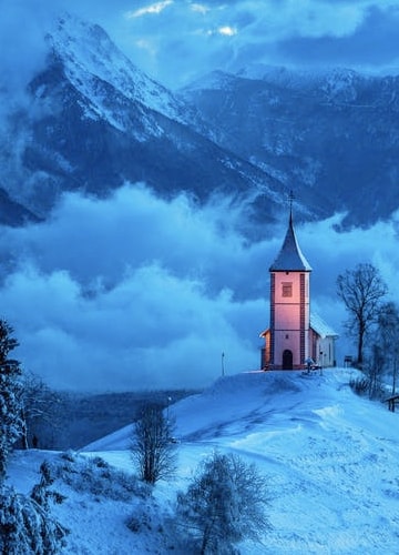 capilla en la montaña